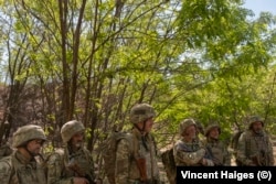 Новобранці 22-ї механізованої бригади під час навчання з інструктором
