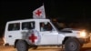 În imagine, un vehicul al Crucii Roșii care transportă ostatici eliberați de Hamas, vineri, după intrarea în vigoare a acordului de încetare a focului timp de patru zile.