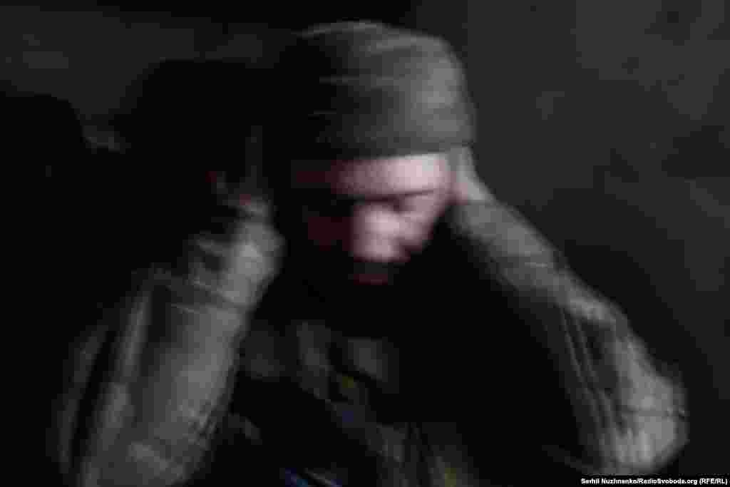 Украинский военный во время обстрела его позиции, май 2023 года.
