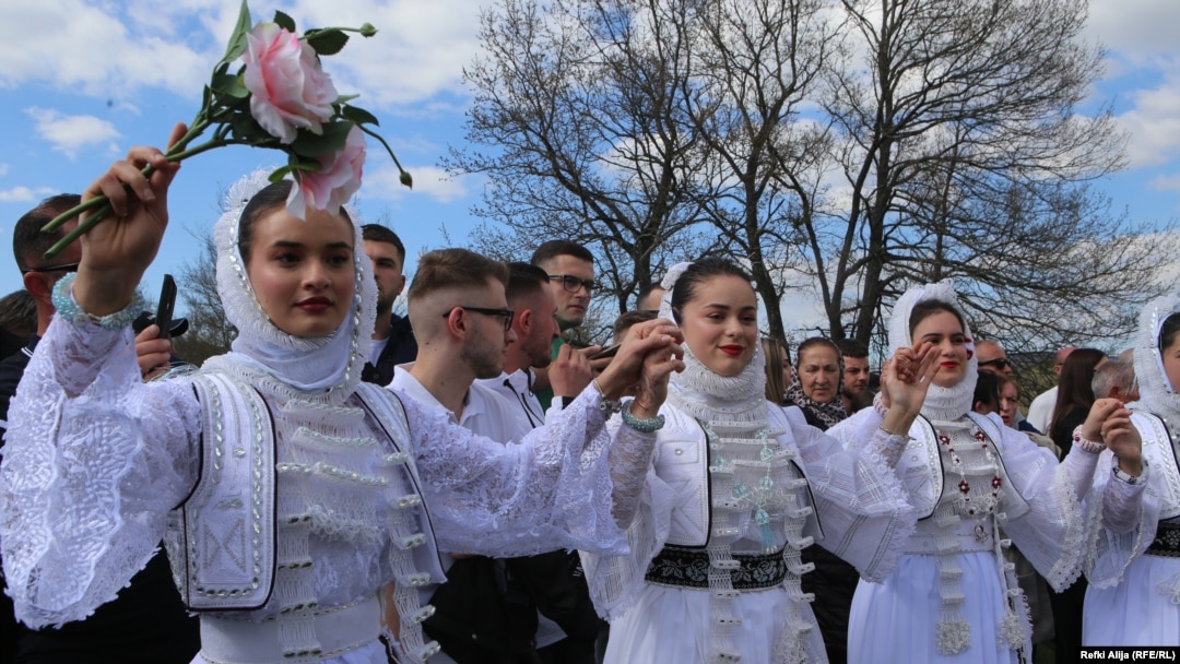 Devojke igraju u Dragašu na Đurđevdan, 6. maj