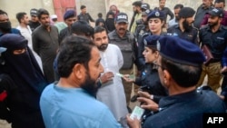 په کراچۍ کې پولیس د افغان کډوالو کارډونه ګوري ـ پخوانی انځور.