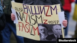 Rusia acuză autoritățile moldovene că discriminează împotriva vorbitorilor de rusă din țară. Este aceeași explicație cu care rușii au justificat invazia Ucrainei - să „protejeze” minoritatea rusă și să „de-nazifice” țara. Imagine de arhivă, februarie 2023, Chișinău.