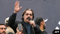 د خیبر پښتونخوا اعلا وزیر علي امین ګنډه پور غونډې ته وینا کوي ـ پخوانی انځور.