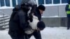 Полиция хезмәткәрләре Фаил Алсыновны якларга чыккан активистны тоткарлый. Уфа, 19 гыйнвар, 2024 ел
