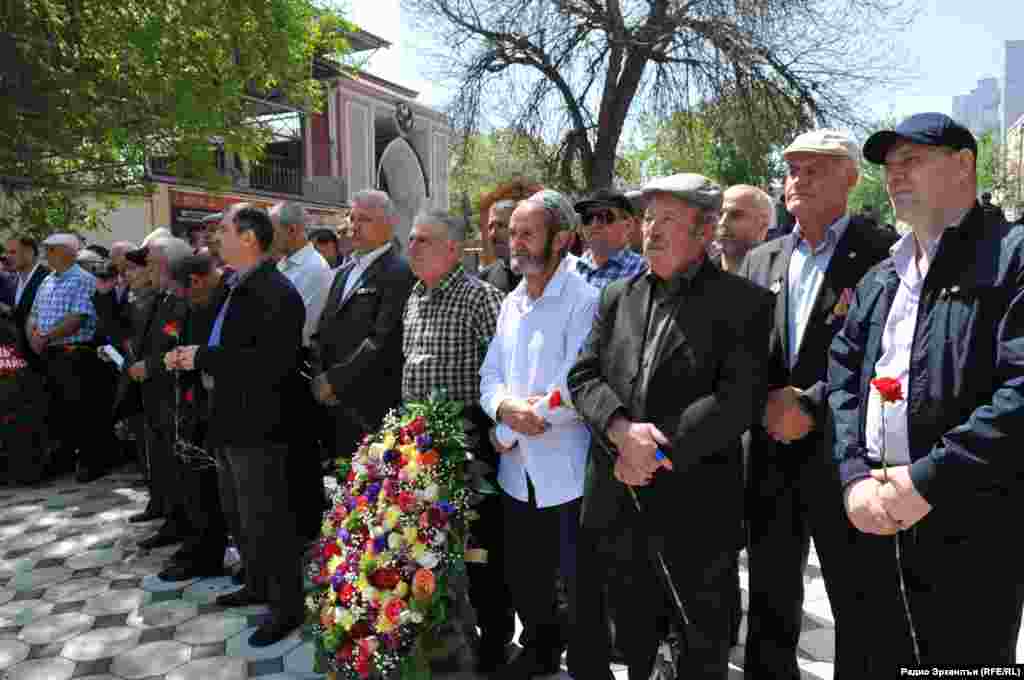 Чернобылалъул авариялъул зарал лъугIизабиялъе къеркьарав 2000 дагъистаниясда гьоркьоса I300 чиясе сахлъиялъе сакъатлъи ккана. 