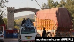 د پکتيا د ډنډ پټان او د کورمې د خرلڅيو ترمينځ دروازه ـ پخوانی انځور.