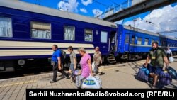 Ukrajinci ulaze u voz za evakuaciju u Pokrovsku, Donbas, 7. avgusta. Ruski vojnici su navodno pod pretnjom oružjem odvodili ljude iz vozova i autobusa i slali ih u centre za filtriranje.