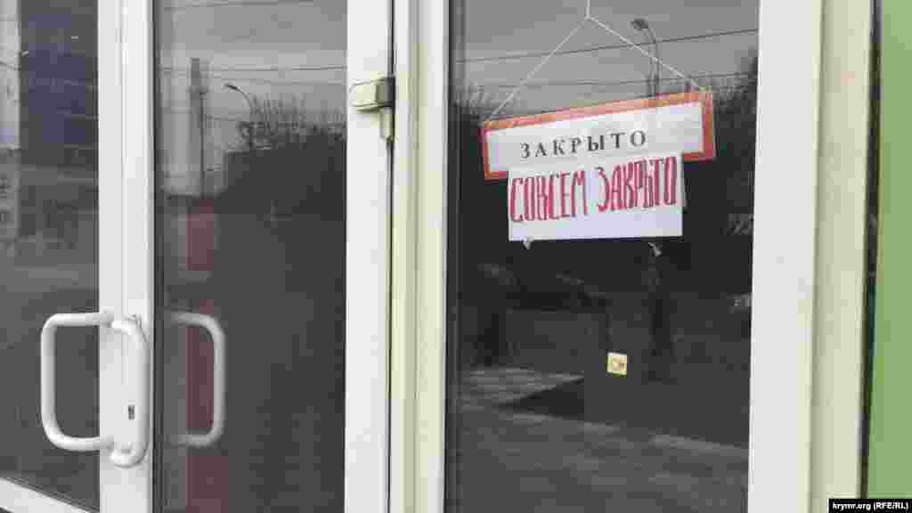 Дүкендер есігіндегі «Жабық» деген жазудан жұрт мезі бола бастаған. Кейбірі «Мүлде жабық па?!» деп сұрайды. 