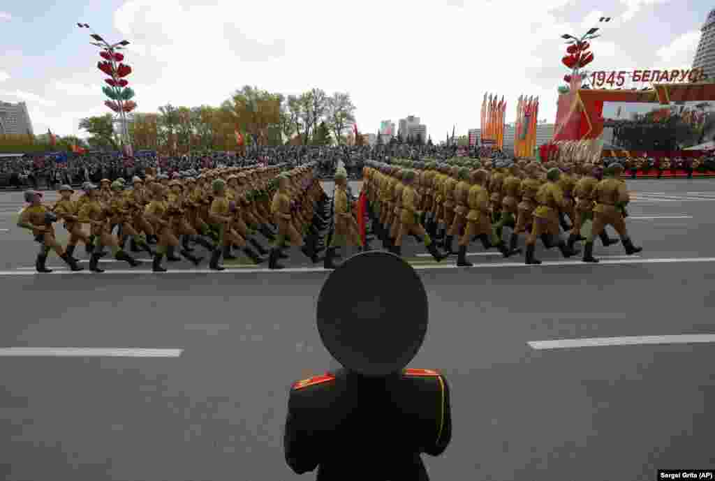Солдаты шагают в столице Беларуси Минске во время военного парада по случаю 75-й годовщины «Дня победы»