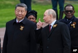 Председатель КНР Си Цзиньпин, президент России Владимир Путин и президент Республики Конго Дени Сассу-Нгессо (справа) присутствуют на церемонии возложения венков к Могиле Неизвестного Солдата