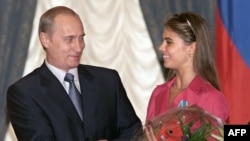 Владимир Путин және Алина Кабаева. Архивтен алынған сурет.