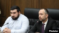 ԱԺ պատգամավորներ Վահագն Ալեքսանյան (ձ) և Էդուարդ Աղաջանյան