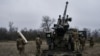 Українські військові готуються до обстрілу російських позицій із САУ французького виробництва CAESAR біля Авдіївки. Донецька область, 26 грудня 2022 року