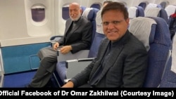 د کرزي د حکومت د مهال د مالیې وزیر ډاکتر عمر زاخېلوال پر خپله ټویټرپاڼه له کرزي سره خپل عکس، چې دواړه په الوتکه کې سپاره دي، خپور کړی.