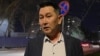 Журналист Лұқпан Ахмедияров полиция департаментінің алдында. Астана, 10 сәуір, 2025 жыл.