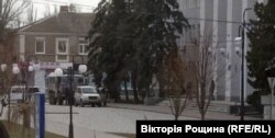 Російська військова техніка біля будівлі міськради Бердянська. Березень 2022 року