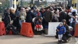 Украинские беженцы на румынской границе во время полномасштабного вторжения России, архивное фото