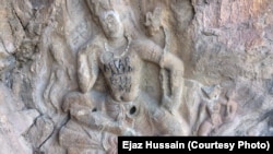 شانګله کې د بودا مجسمه باندې خلکو لیکنې کړې او مخ یې وروران کړ دی