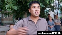 Аслан Утепов на собрании жильцов дома в Уральске. 27 июля 2022 года