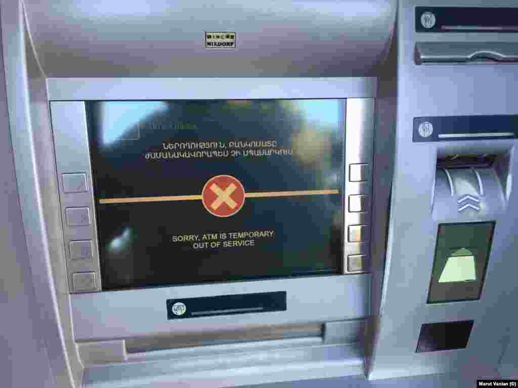 Բանկոմատ Ստեփանակերտի կենտրոնում: Դեկտեմբերի 15-ին Ադրբեջանի արտգործնախարար Ջեյհուն Բայրամովը հայտարարել է, թե Ղարաբաղի հայերը «սննդի և դեղորայքի հետ կապված խնդիրներ չունեն»՝ հավելելով, որ Ադրբեջանը «պատրաստ է ցանկացած մարդասիրական օգնություն ցուցաբերել»։ Նա գազի վերջին անջատումները կապել է ցուրտ եղանակի ու լեռնային տեղանքի հետ: 
