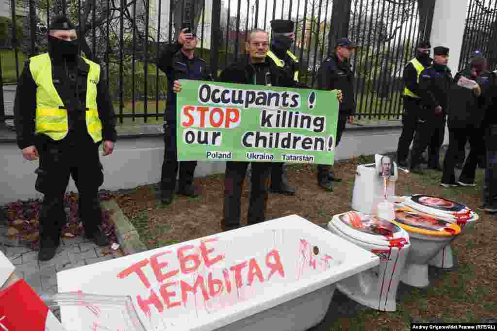 Ванна с надписью «Тебе, немытой» — отсылка к известному стихотворению «Прощай, немытая Россия» русского поэта 19 века Михаила Лермонтова, критиковавшего деспотический строй на родине
