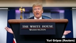 Дональд Трамп на встрече с журналистами в Белом доме, 10 апреля 2020