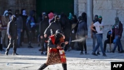 Palestinac tokom sukoba u Jerusalimu, ispred džabije Al-Aksa, 15. aprila 2022. godine.