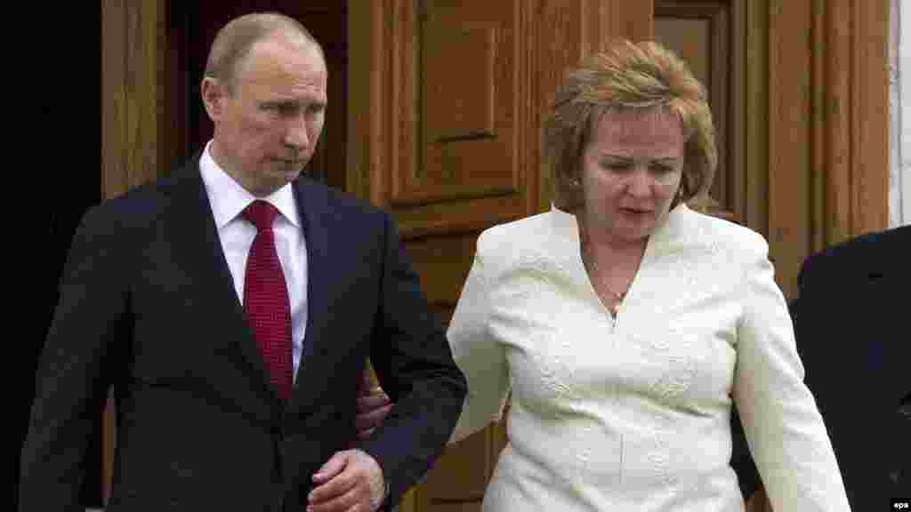 В 2012 году после четырех лет премьерства Владимир Путин вновь был избран президентом России. На снимке Путин и его жена Людмила покидают церковь после церемонии инаугурации на Соборной площади в Кремле. 7 мая 2012 года. Спустя год с небольшим супруги Путины объявят о разводе. Официально президент России пребывает в статусе разведенного 