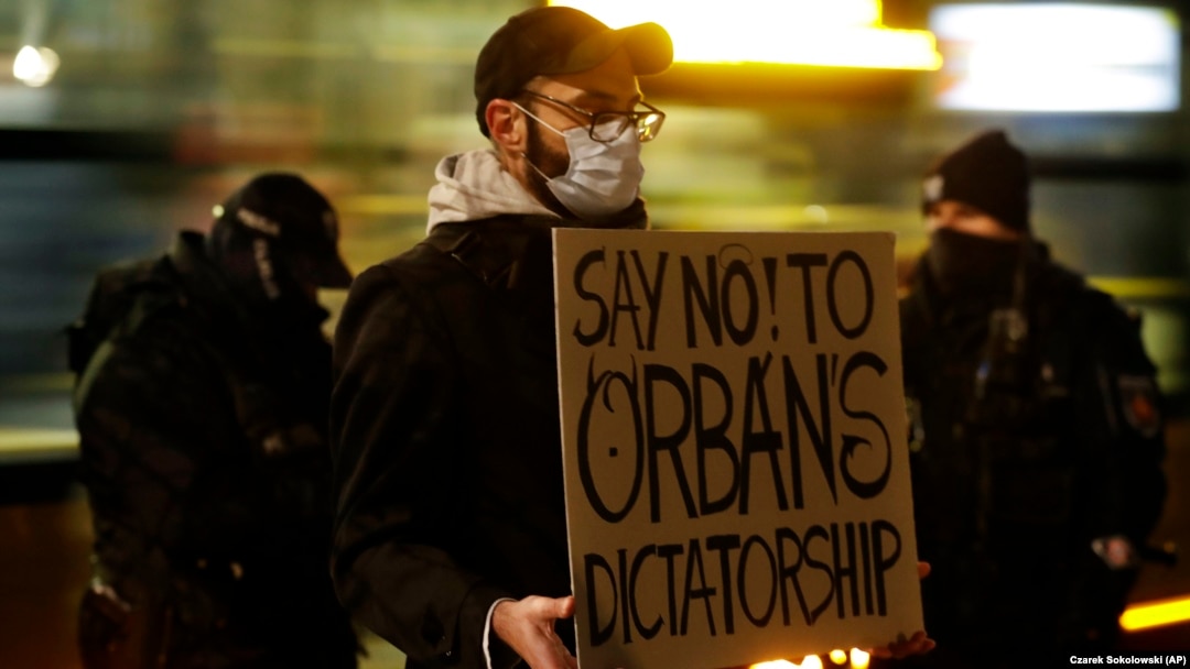 POLONIA, 30 noiembrie 2020 - Un bărbat protestează împotriva politicilor prim-ministrului ungar Viktor Orban, cu ocazia întâlnirii lui Orban cu Premierul polonez Mateusz Morawiecki.