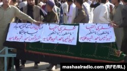 مظاهره چيانو د وژل شويو کسانو مړي د ځان سره ليږدول