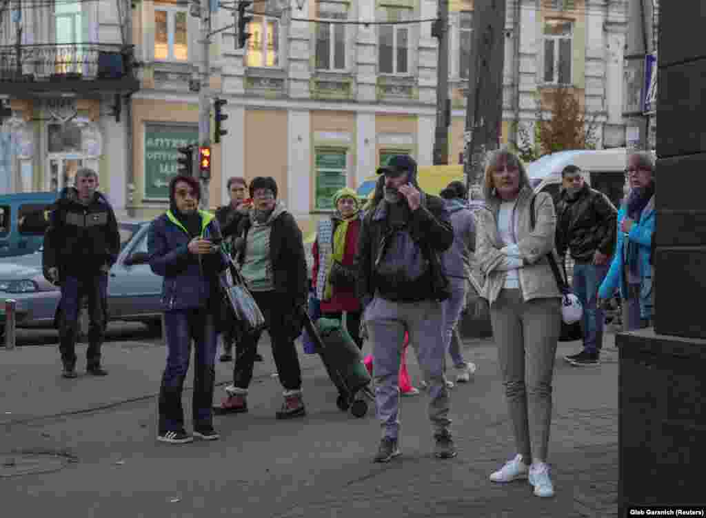 Местные жители наблюдают за ударом российского беспилотника в Киеве. Сообщалось об ударе по офису компании «Укрэнерго». Ещё один был нанесён, судя по фото и видео, в районе железнодорожного вокзала 