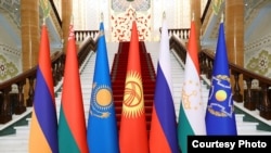Հայաստանի, Բելառուսի, Ղազախստանի, Ղրղըզստանի, Ռուսաստանի, Տաջիկստանի և ՀԱՊԿ-ի դրոշները: