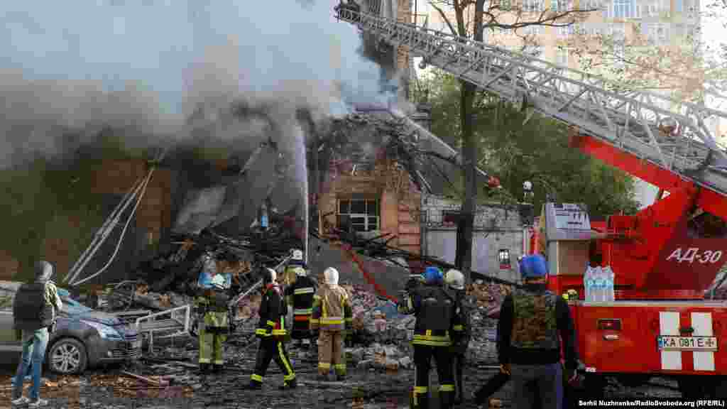 В результате удара в этом районе были повреждены несколько жилых домов. Один из них частично обрушился 