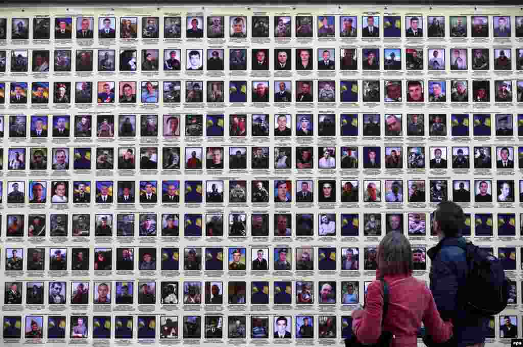 Фотографії українських солдатів, які загинули в період з 23 серпня по 10 жовтня 2014 року. (фото: Київ, 4 листопада 2014 року)