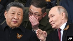 Президент Росії Володимир Путін (праворуч) і глава Китаю Сі Цзіньпін (ліворуч) під час святкування 80-ї річниці перемоги Радянського Союзу над нацистською Німеччиною у Другій світовій війні. Росія, Москва, 9 травня 2025 року.