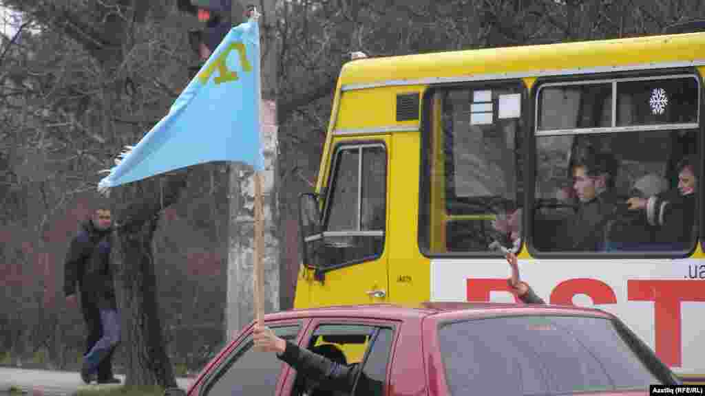 Юлда барган машинада кырымтатар байрагы 