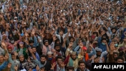 د کالعدم مذهبي ډلې تحریک لبیک پاکستان په زرګونه پلویان د لاهور له مریدکې د اسلام اباد پلو روان شوي دي