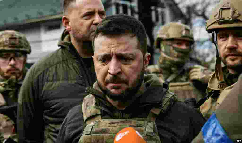 Ožalošćeni ukrajinski predsjednik Volodimir Zelenski razgovarao je s novinarima nakon što je 4. aprila iz prve ruke svjedočio pronađenim ubijenim tijelima civila na ulicama grada Buče, sjeverozapadno od glavnog grada Ukrajine, Kijeva. On je optužio ruske trupe da su počinile ratne zločine u tom gradu.