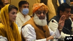 مولانا فضل الرحمان د ۲۸مې جولای په شپه په اسلام اباد کې خبریالانو ته وینا وکړه. (انځور: ارشیف)