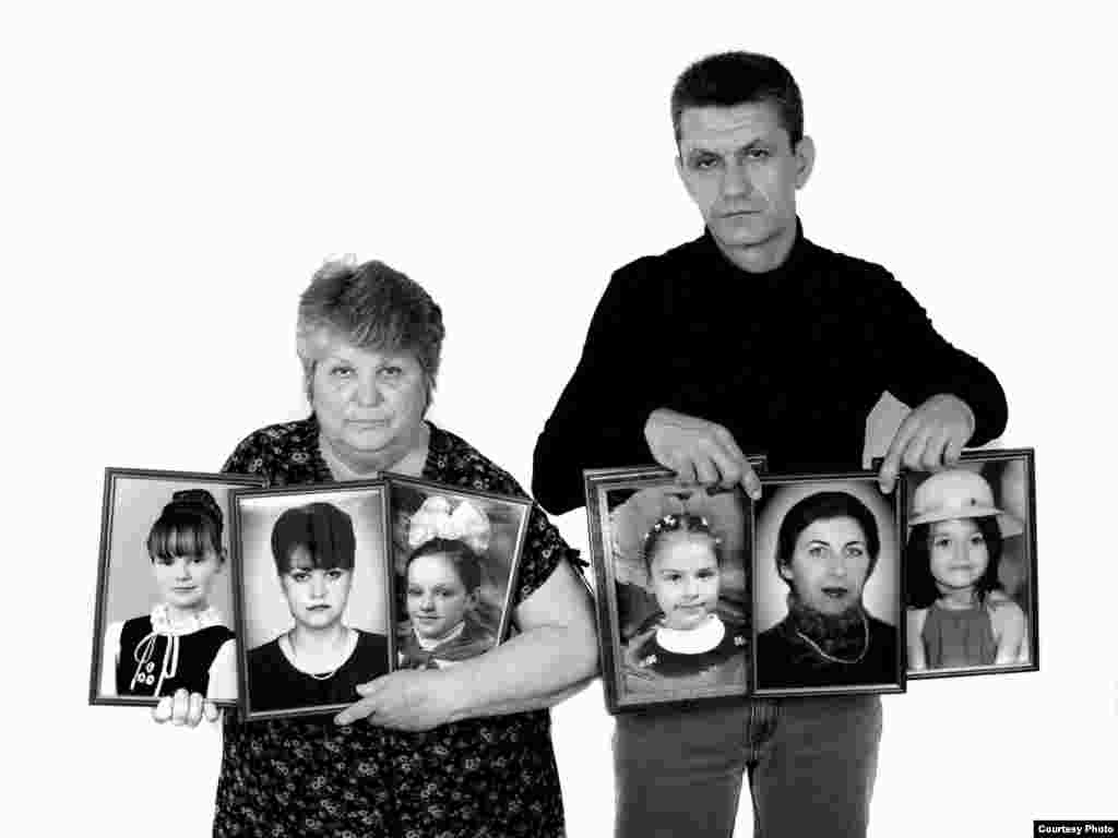 Лидия и Сергей Урмановы. - "31 августа мои внучки Юлечка и Яночка пришли вечером ко мне, мы попили чай, пошутили, они показали свой новый танец и пошли домой. Я проводила их, а потом позвонила , узнать, как они добрались у дочери. Позвонила старшему сыну Сергею, трубку взяла самая младшая внучка – Залиночка, она поделилась радостью: «Бабушка, я так рада, ведь завтра в школу. Ура! Скорее бы утро, я так хочу учиться, у меня к школе все есть!» Я поговорила и со снохой Ритой, она все переживала, что ни не нашли для Залины тетрадку по осетинскому языку...." В те сентябрьские дни 2004 –го Лидия потеряла дочь Ларису Рудик-Урманову, внучат – Юлю, Яну, Залину, Машеньку и сноху Риту. Другая сноха Наталья и сын Сергей остались инвалидами. Первой жертвой стала 12-летняя Яна – она была больна диабетом и умерла на второй день в спортзале на глазах у матери – не было лекарств. Залина в 2004-м пошла в первый класс, ей было 6,5 лет. Из семьи в тот день в школу ушли 8 человек, вернулись двое.