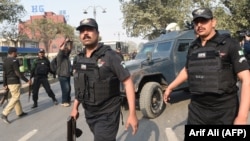 په لاهور کې پولیس د ګزمې پر مهال - پخوانی انځور.