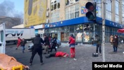 В результате обстрела погибли прохожие на улицах Херсона.