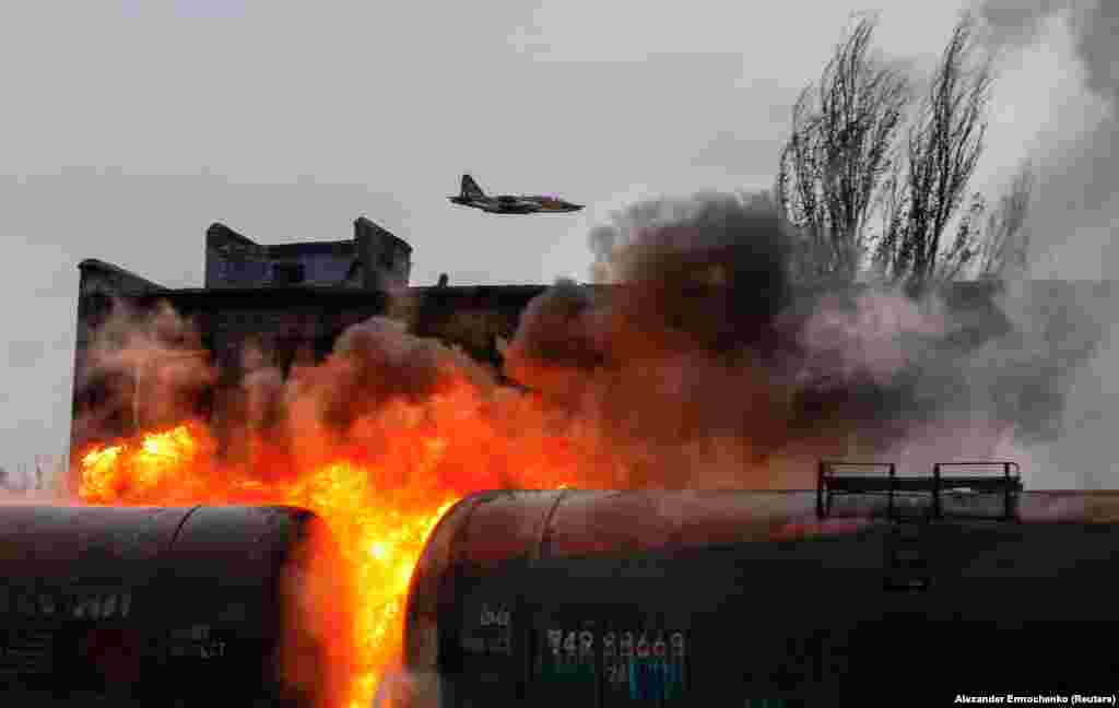 Ruski borbeni avion leti iznad željezničkog čvora zapaljenog nakon nedavnog granatiranja grada Šahtjorska, u blizini Donjecka, u Ukrajini pod ruskom kontrolom.