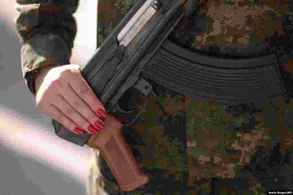 Vojnikinja EUFOR-a (Evropskih snaga) učestvuje u vojnoj vježbi u bazi Butmir u Sarajevu.