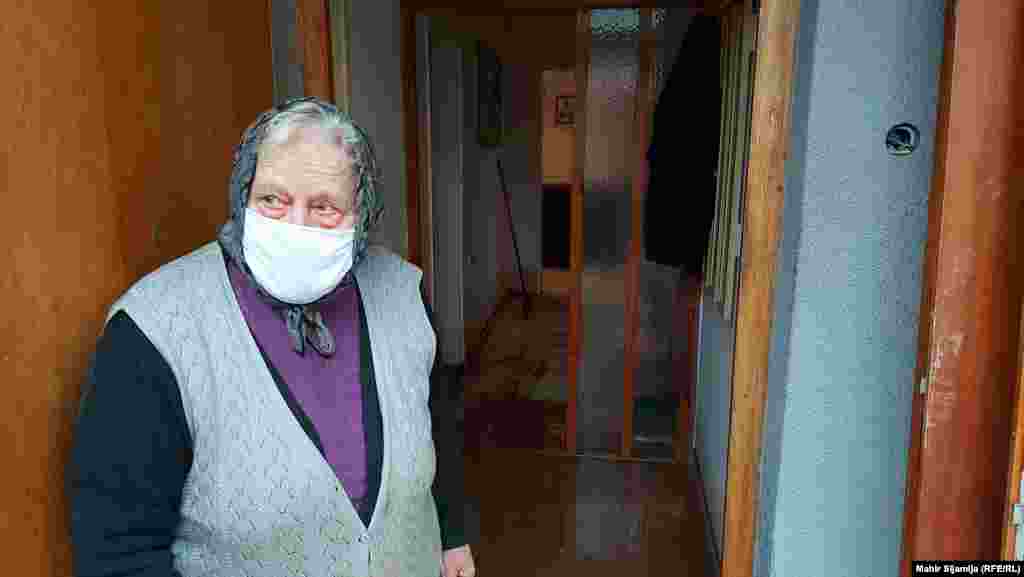 Baku Milku i njenog 85-godišnjeg supruga niko od predstavnika vlasti nije do sada posjetio te su prepušteni sami sebi. “Bolesna sam, vatrogasci me iznijeli na sprat gore. Sve je uništeno. Poplivalo sve i čamcima došli vatrogasci. Sve je izbacilo i roba i sve, puno vode. Rekla mjesna zajednica doći i nikoga nema. Kažu ne čistite do ponedjeljak, ali ne mogu ja živjeti u prljavštini. Nikad do sada ovako nije bilo. Bile su vode, ali nikad ovako kako znam za sebe.”
