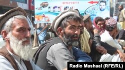 خلک وايي، د مجبوریت او بې وسۍ له کبله د خپل کور توکي پلورلي. انځور - ارشیف 