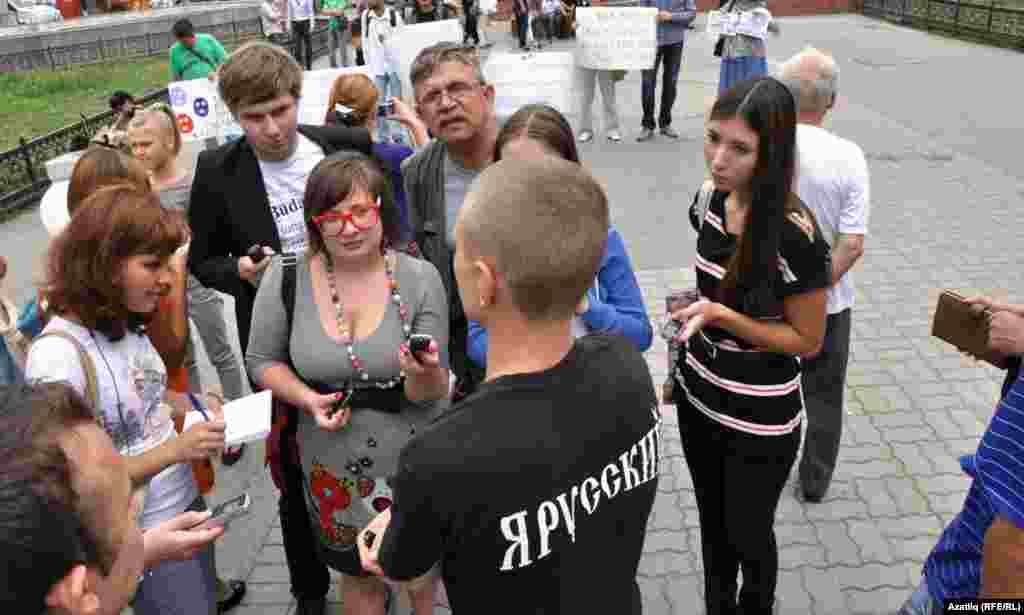 “Я русский” дип язылган футболка киюче яшь егетнең сүзләренчә, Pussy Riot төркеме – урыс халкының дошманы булып тора. “Без мондый чараларга каршы”, дип белдерде Михаил Шаров.