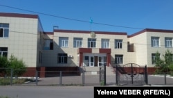 У здания суда в городе Шахтинске Карагандинской области