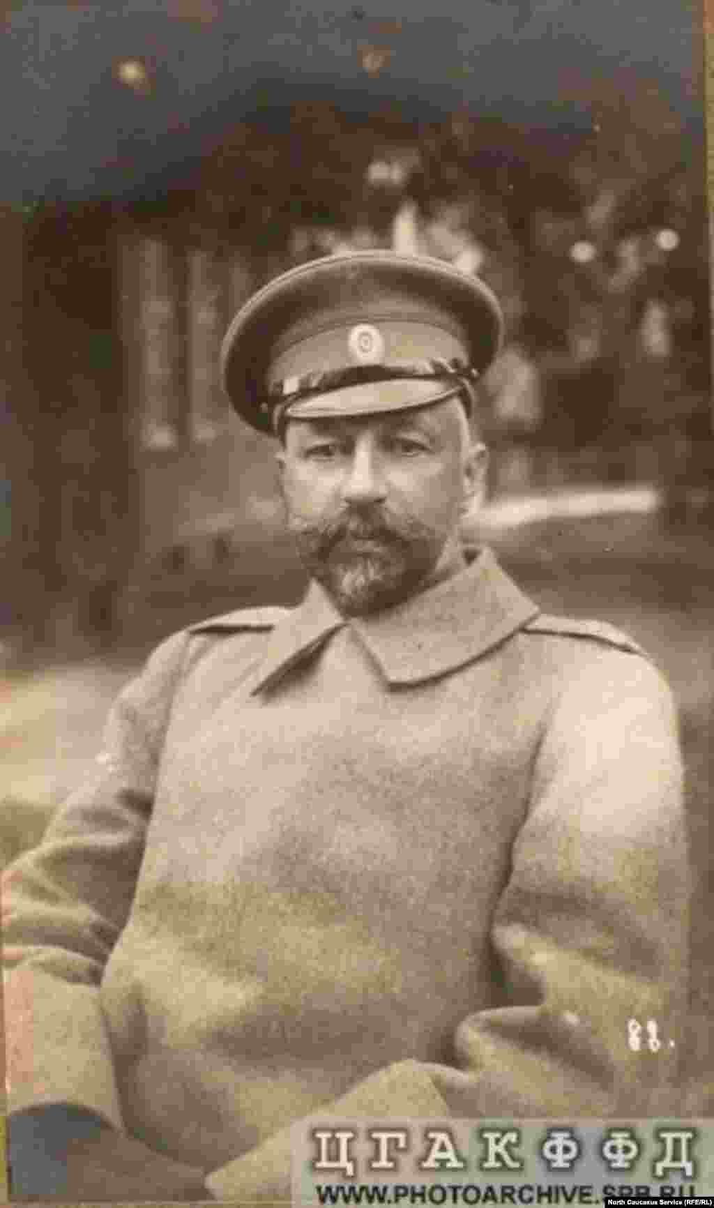 Владимир Викторович Ермолов, внук Алексея Петровича Ермолова до своего назначения военным губернатором Дагестанской области имел достаточно солидный опыт военной деятельности. Скончался в Париже в 1945 году, похоронен на кладбище Сент-Женевьев-де-Буа.