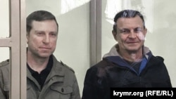 Vladimir Dudka ve Aleksey Bessarabov mahkemede. Aqyar, 2019 senesi aprelniñ 4-ü